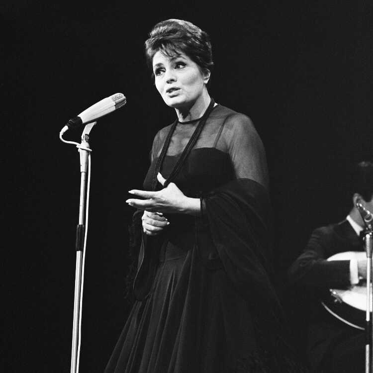 Amália Rodrigues Live with a Black Dress